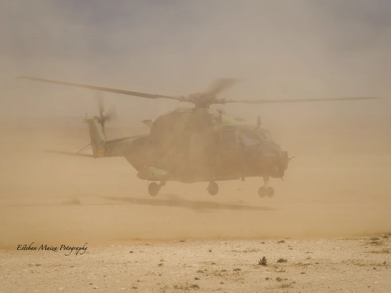 Un NH90 del BHELMA III ejecutando una toma en polvo. Foto: Esteban Maiza